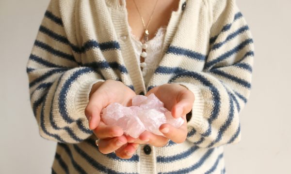 Célia, lithothérapeute, utilise les pierres “pour harmoniser les énergies de son nid douillet”