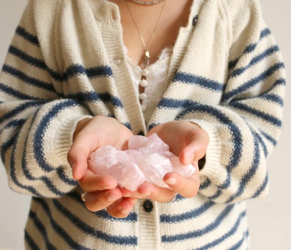 Célia, lithothérapeute, utilise les pierres “pour harmoniser les énergies de son nid douillet”