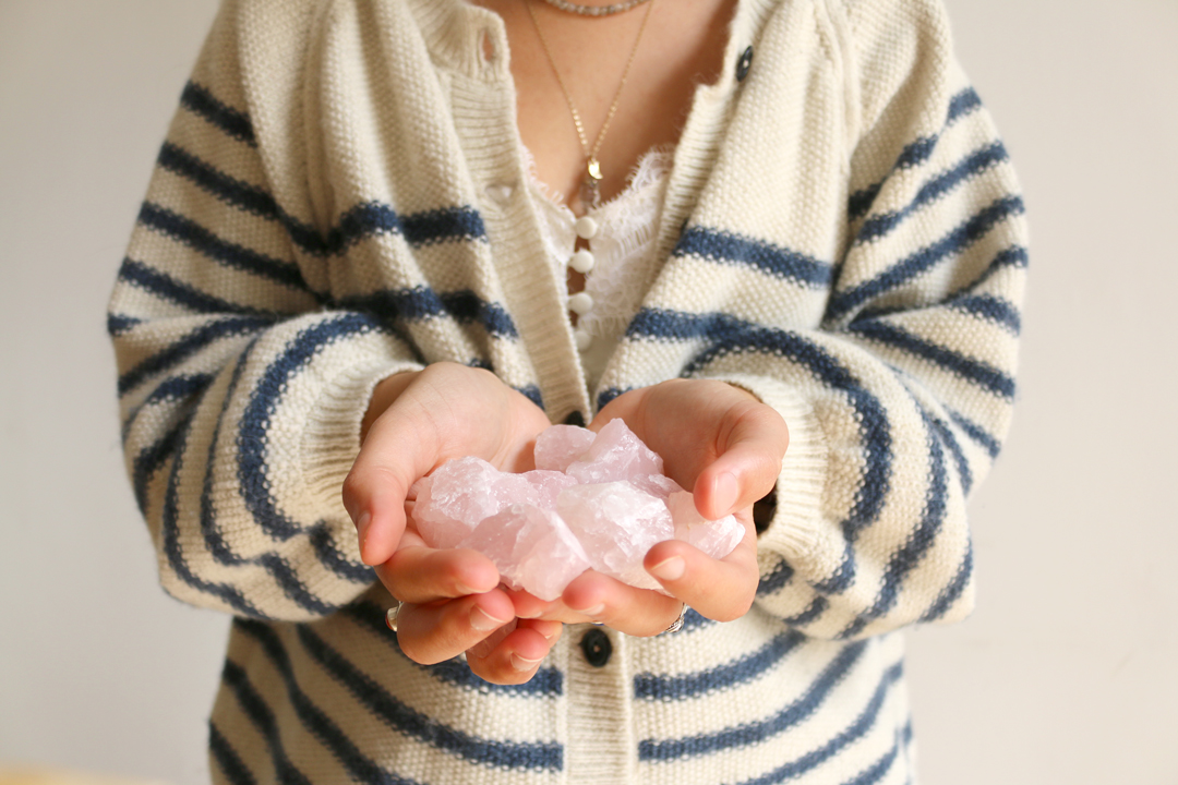 Célia, lithothérapeute, utilise les pierres “pour harmoniser les énergies de son nid douillet”