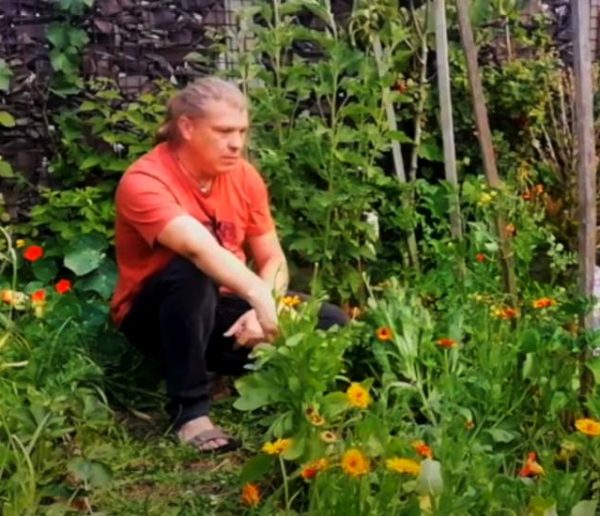 Denis a quitté la fonction publique pour vivre en autonomie dans la forêt