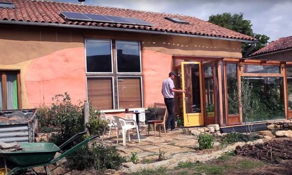 De la Thaïlande à la campagne française, ils ont construit leur maison pour vivre en autonomie