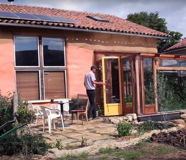 De la Thaïlande à la campagne française, ils ont construit leur maison pour vivre en autonomie