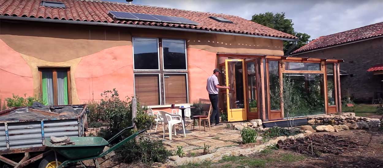 De la Thaïlande à la campagne française, ils ont construit leur maison pour vivre en autonomie