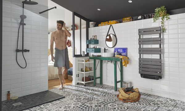 Une salle de bains ouverte sur la chambre