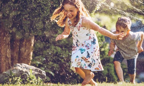 8 jeux d'eau à fabriquer pour rafraîchir les enfants dans le jardin