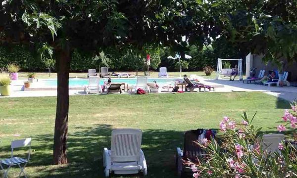 Faire la fête pour moins cher : le boum des locations de jardin