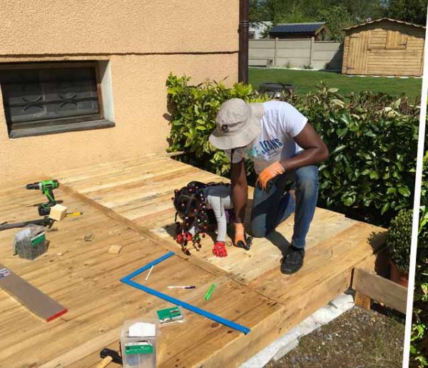 Avant / Après : Il a construit sa terrasse tout en palettes pour 300 euros seulement