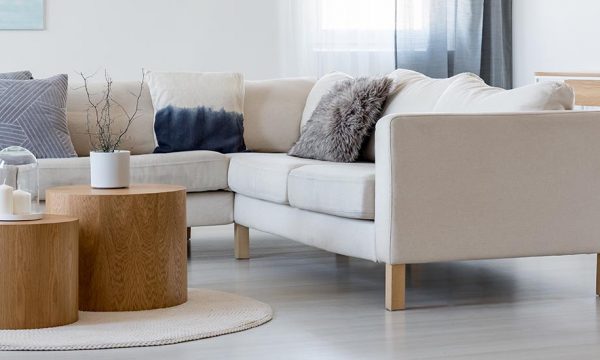 4 techniques simples et écolo pour nettoyer son canapé