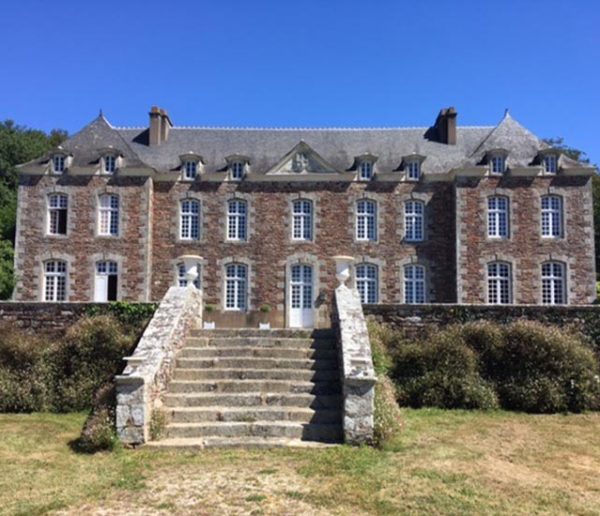 Chloé, 25 ans, teste la colocation intergénérationnelle dans un château breton