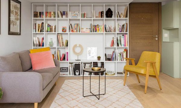 Pour un minimalisme joyeux : un intérieur épuré oui, mais en couleurs