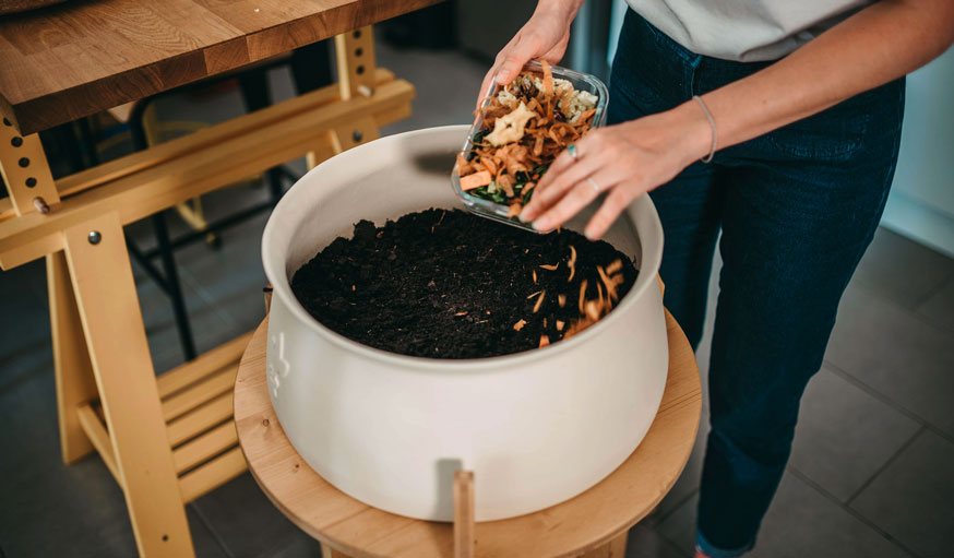 Il a inventé un mini-lombricomposteur pour composter directement dans une  jardinière