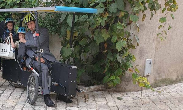 Il invente un vélo solaire pratique pour faire ses courses ou aller travailler