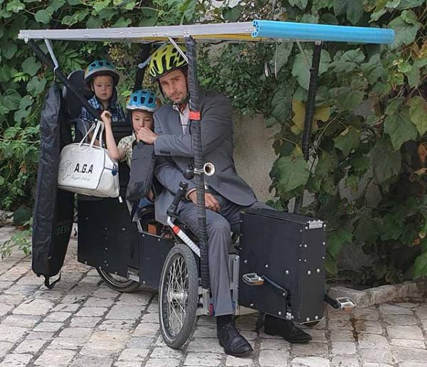 Il invente un vélo solaire pratique pour faire ses courses ou aller travailler