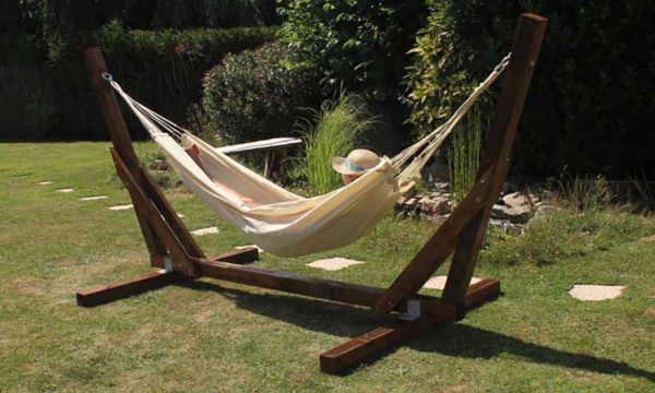 Tuto : Fabriquez un magnifique support de hamac en bois pour seulement 75 euros