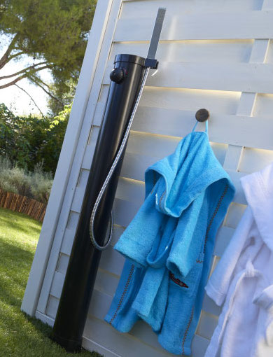 poteau de douche dans un jardin