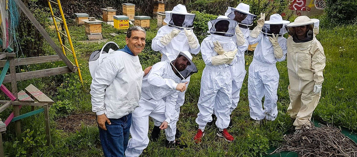 Cette association écolo forme les réfugiés au métier d'apiculteur