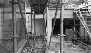 Avant / Après : Un jardin zen pour donner de l'air à cette maison entourée de murs en béton