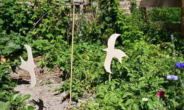 Tuto : Fabriquez un épouvantail décoratif aux airs d'oiseaux cubistes