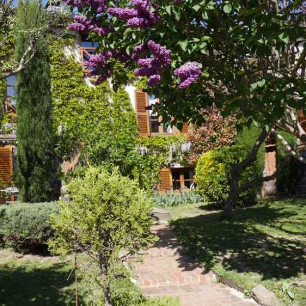 Elle achète et rénove une maison triangle pour 40 000 euros