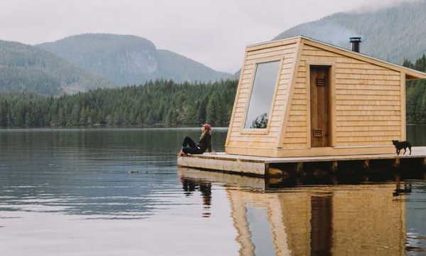 Ce sauna flottant au milieu d'un lac est uniquement accessible en kayak