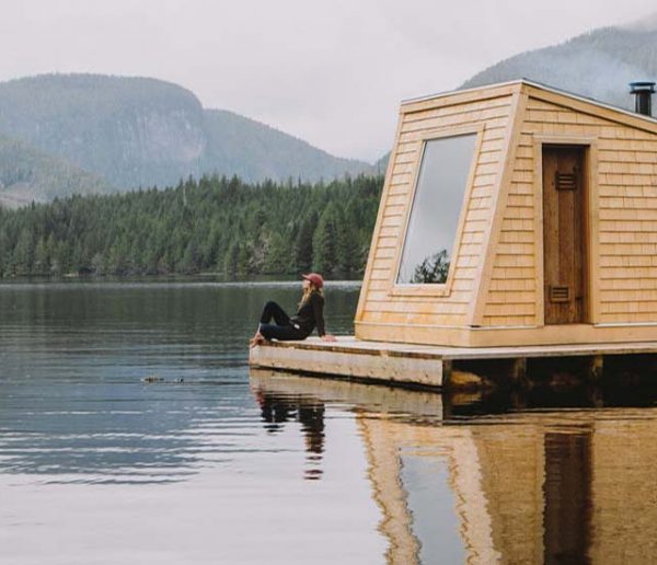 Ce sauna flottant au milieu d'un lac est uniquement accessible en kayak