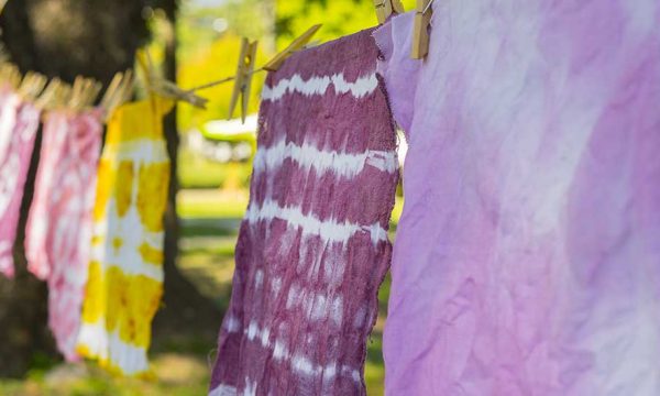 Shibori ou tie and dye : 2 méthodes pour teindre votre vieux linge