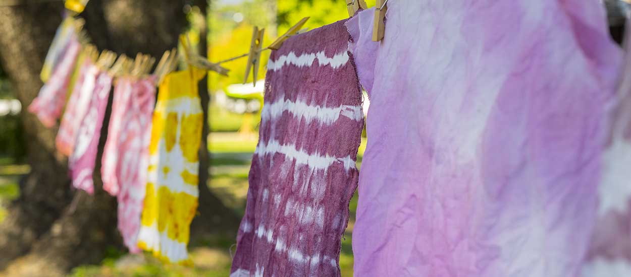 Shibori ou tie and dye : 2 méthodes pour teindre votre vieux linge