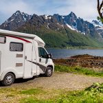 Une famille en camping-car à la montagne