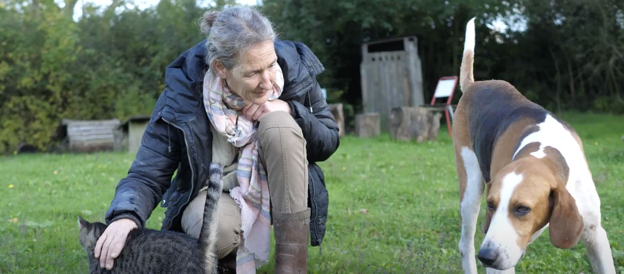 Geneviève vit seule dans un château entourée d'une quarantaine d'animaux et a besoin d'aide