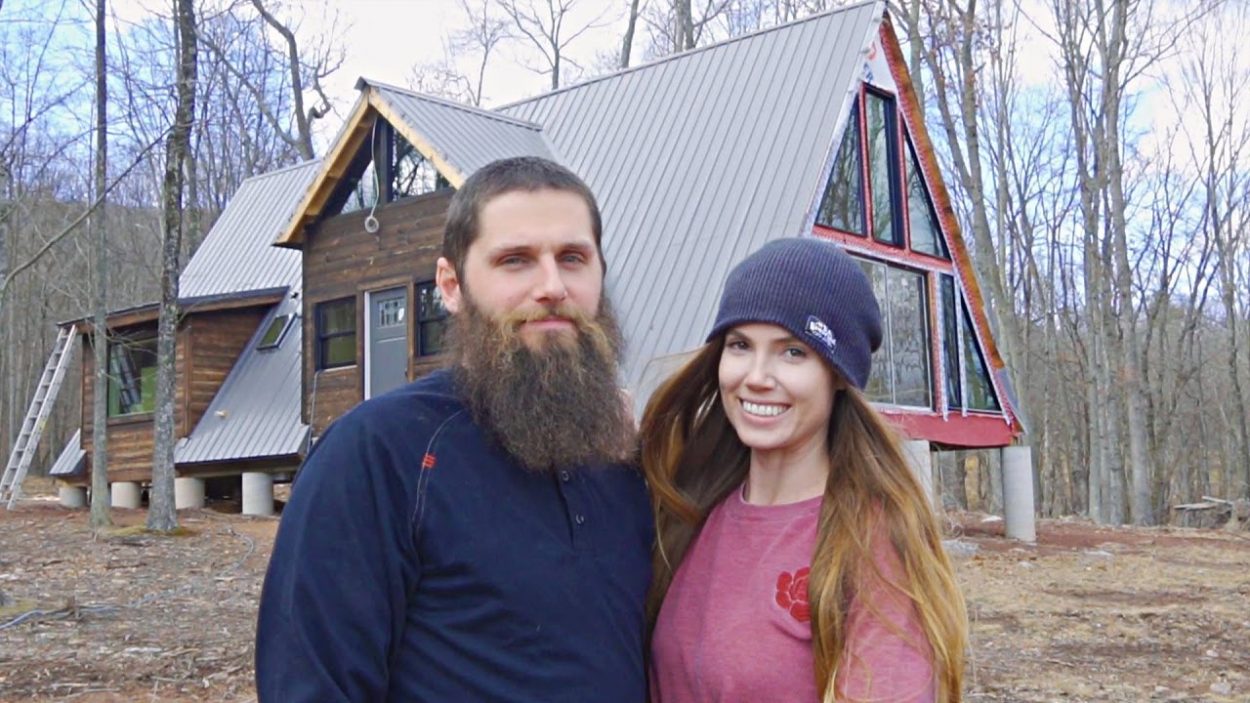 Ils construisent une maison triangle en couple : regardez le chantier en accéléré en vidéo