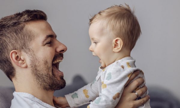 C'est officiel, le congé paternité double en France et passe de 14 à 28 jours
