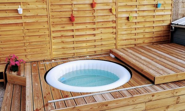 Tuto : ce bricoleur a fabriqué une terrasse en bois pour son spa gonflable