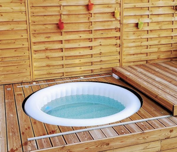 Tuto : ce bricoleur a fabriqué une terrasse en bois pour son spa gonflable