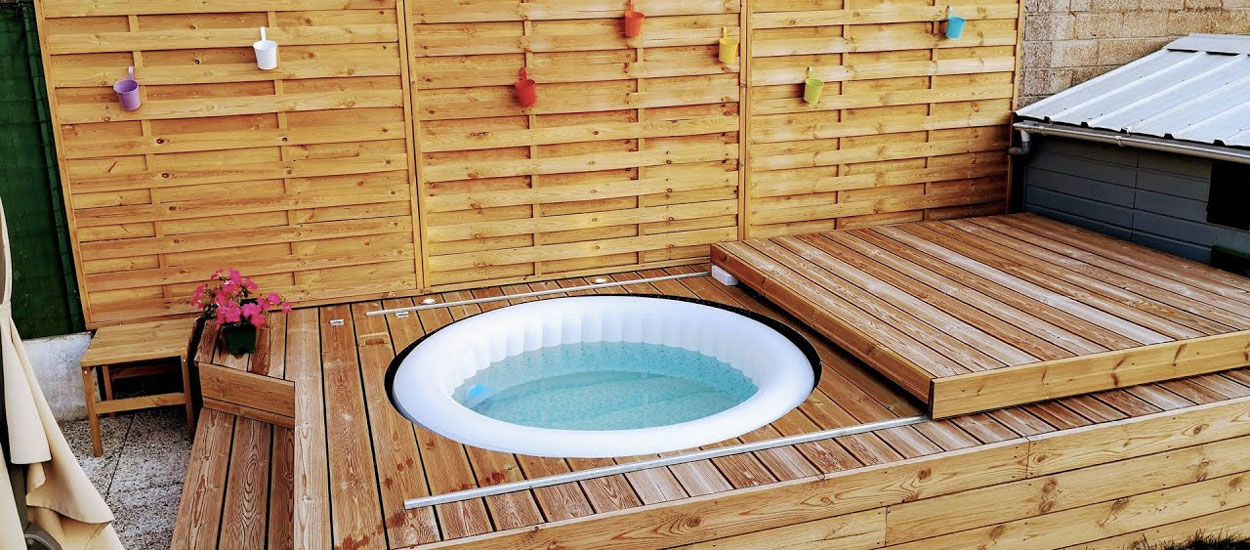 Tuto : ce bricoleur a fabriqué une terrasse en bois pour son spa gonflable