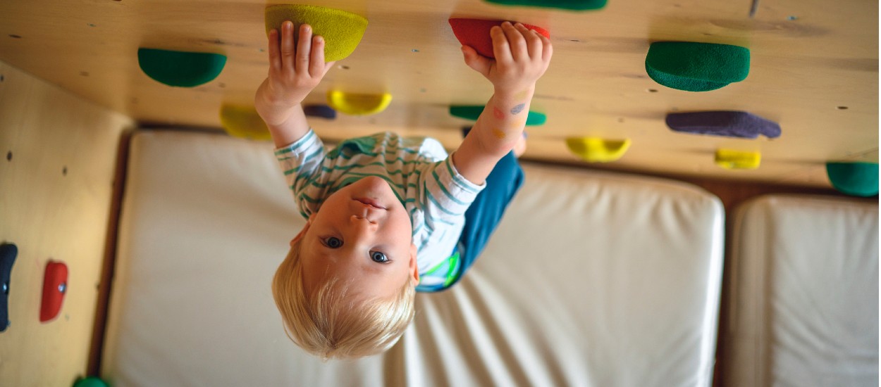 Conseils de pros pour construire un mur d'escalade pour enfant chez vous