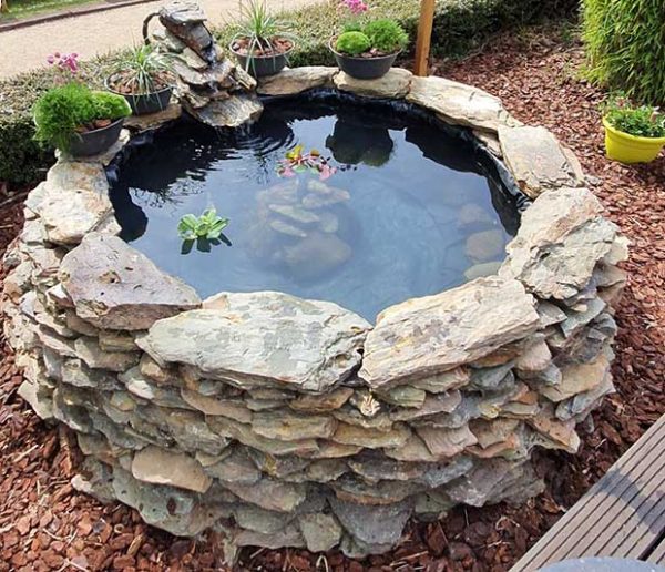 Fabriquez un bassin pour poissons avec un pneu de tracteur (sans creuser votre jardin)