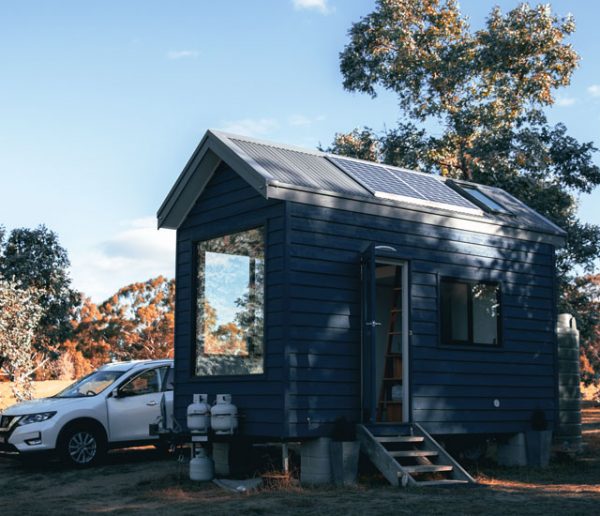 Un couple de néo-ruraux prié de quitter leur tiny house par le maire de leur village