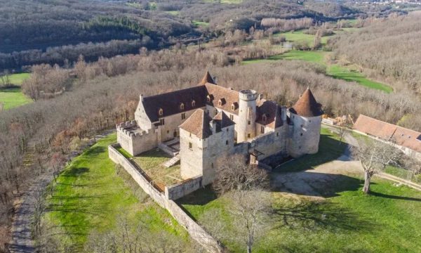 L'ancien château de Léo Ferré est mis aux enchères : qui veut le transformer en écolieu ?