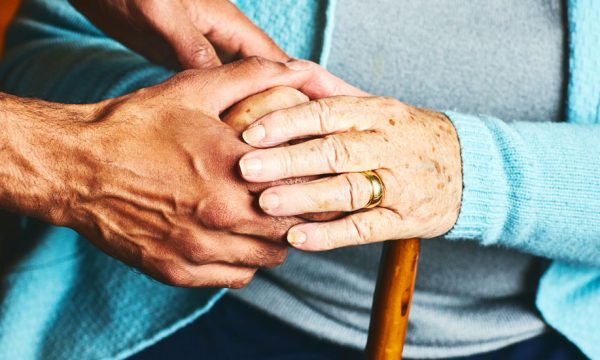 Le baluchonnage : quand un salarié vient prendre le relai des aidants à domicile