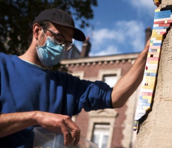 Cet artiste a réparé les façades de Rouen, abîmées par la guerre, avec des Lego