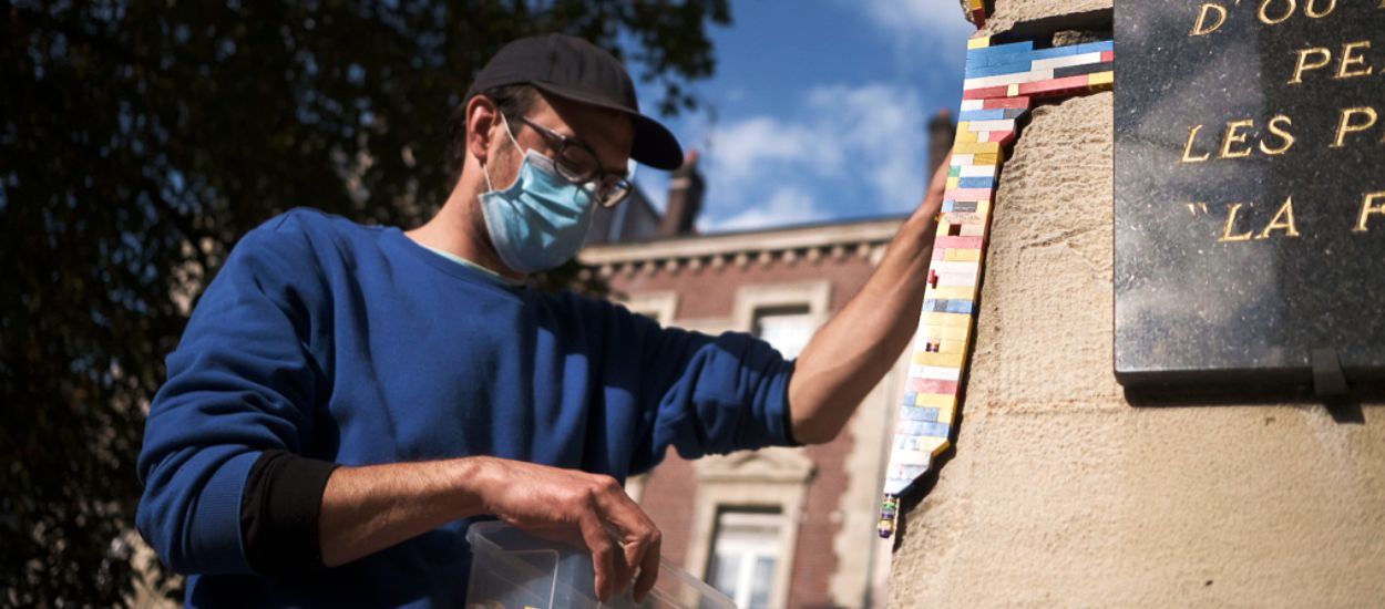 Cet artiste a réparé les façades de Rouen, abîmées par la guerre, avec des Lego