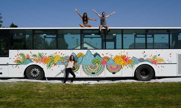 Elle transforme un bus scolaire en auberge de jeunesse itinérante