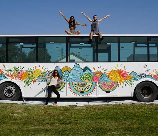 Elle transforme un bus scolaire en auberge de jeunesse itinérante