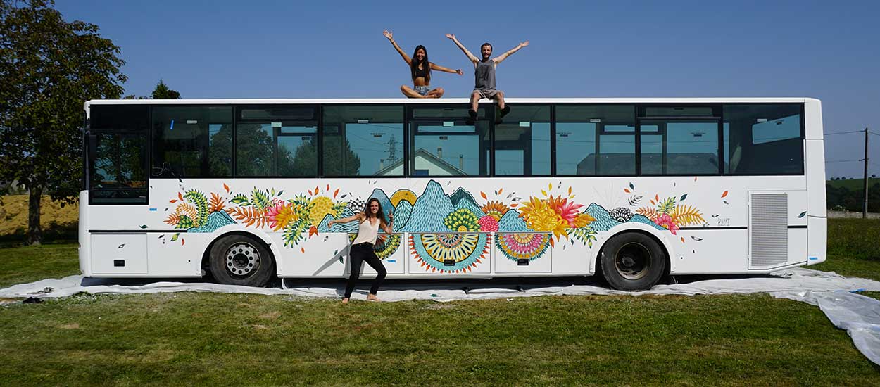 Elle transforme un bus scolaire en auberge de jeunesse itinérante