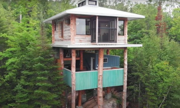 Cette cabane dans les arbres super moderne a été fabriquée avec des matériaux récupérés
