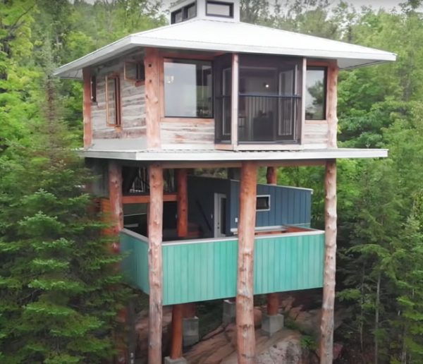 Cette cabane dans les arbres super moderne a été fabriquée avec des matériaux récupérés