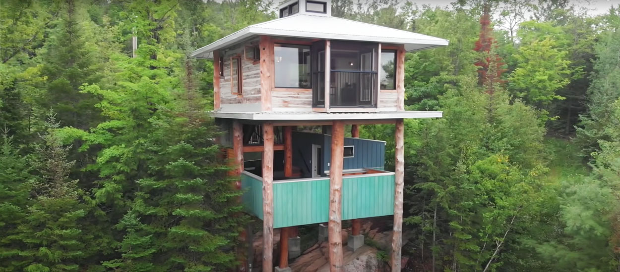 Cette cabane dans les arbres super moderne a été fabriquée avec des matériaux récupérés