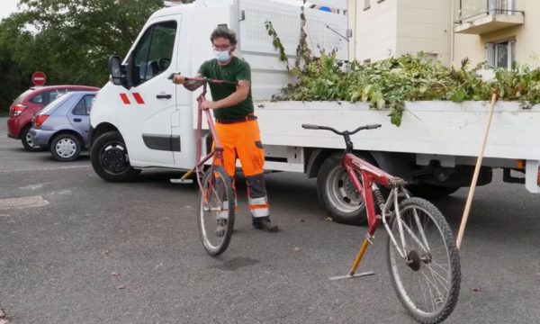 En Bretagne, cette commune expérimente le vélo-binette pour désherber sans pesticide