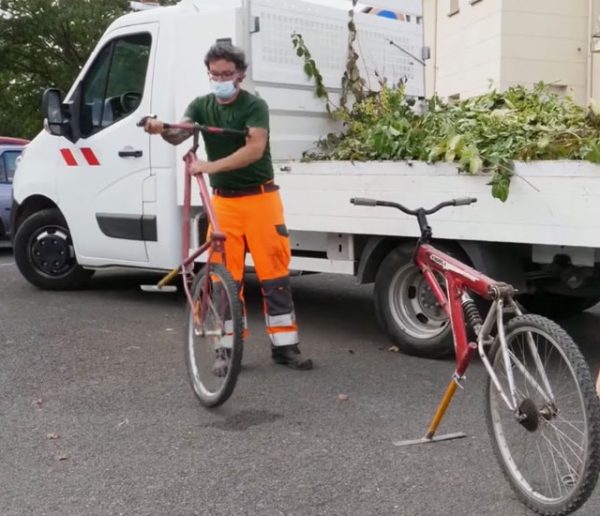En Bretagne, cette commune expérimente le vélo-binette pour désherber sans pesticide