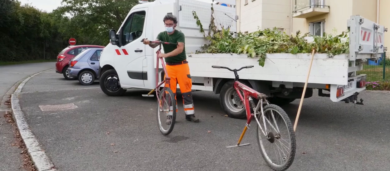 En Bretagne, cette commune expérimente le vélo-binette pour désherber sans pesticide